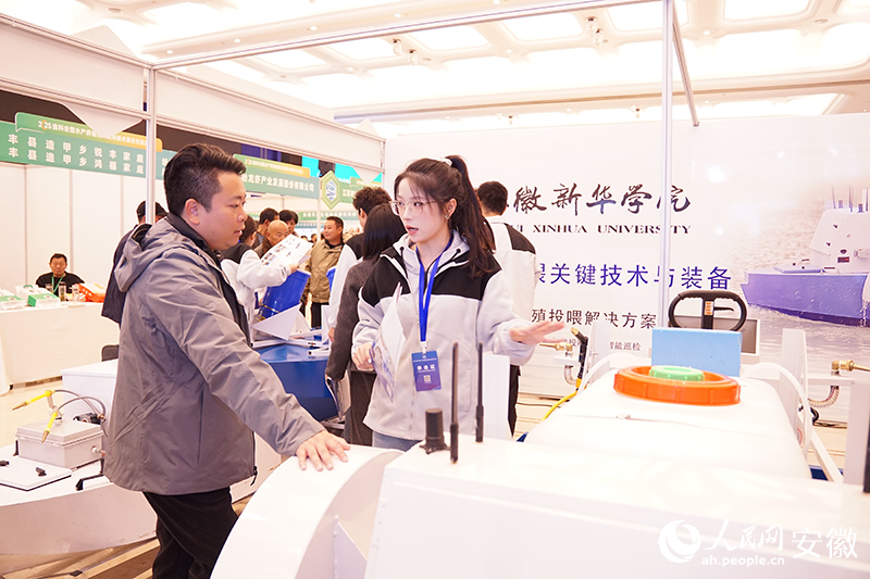 團隊學生解答客商疑問。人民網 丁紀攝.jpg